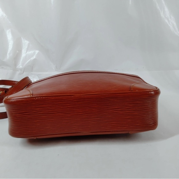 Louis Vuitton Epi Trocadero - Picture 4 of 8